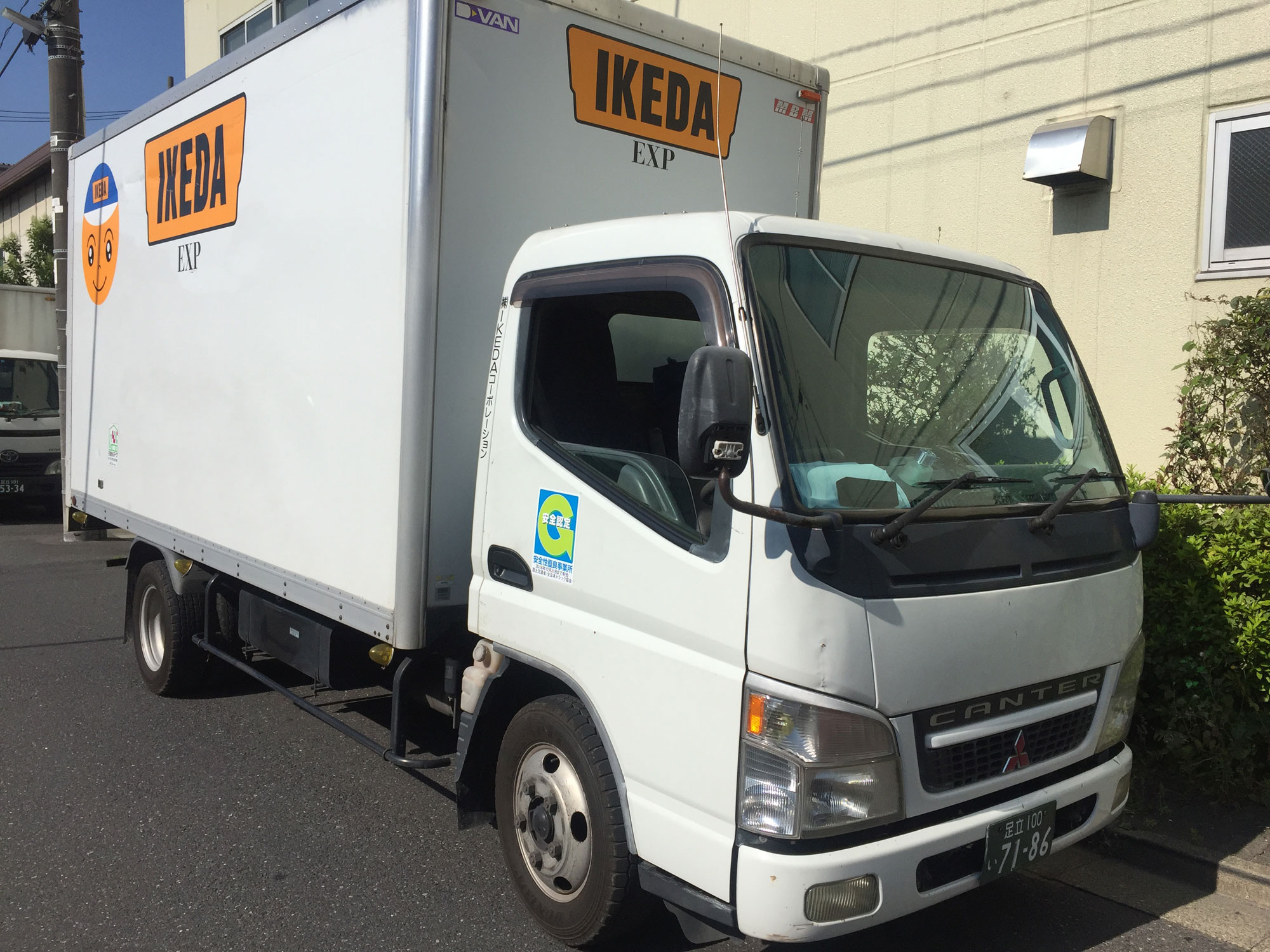 2トン車（バンタイプ）　東京でトラックの手配をするなら東京・足立区の格安IKEDAコーポレーション