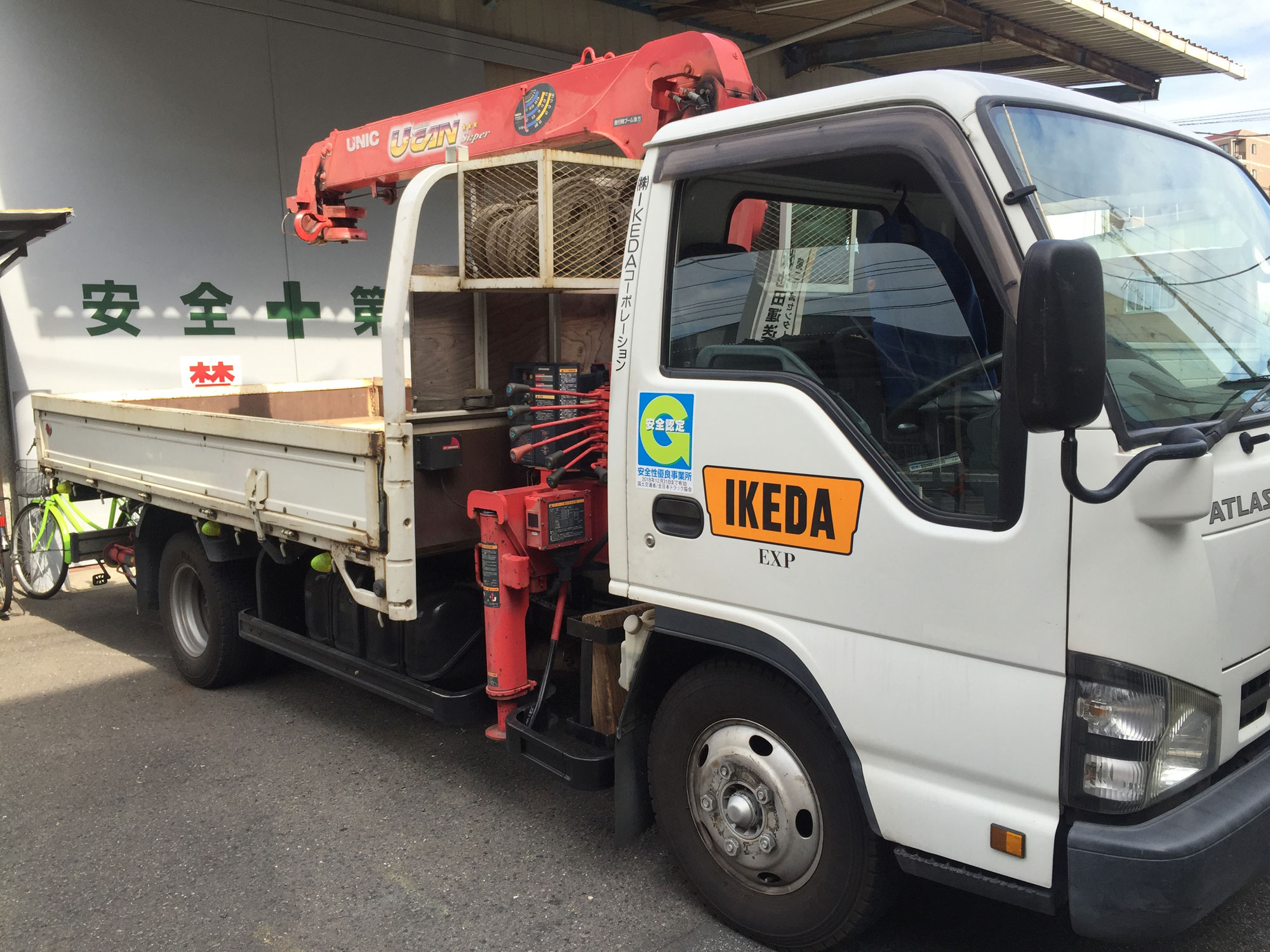 ユニック車（平ボディー）　東京でトラックの手配をするなら東京・足立区の格安IKEDAコーポレーション